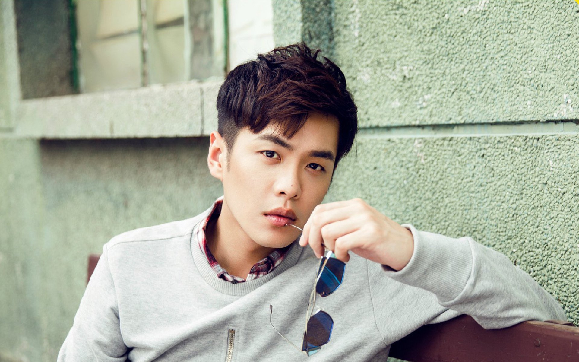 爱游戏官方-勇士队球员接受公开访问 呈现球场外风采，勇士队球员2021