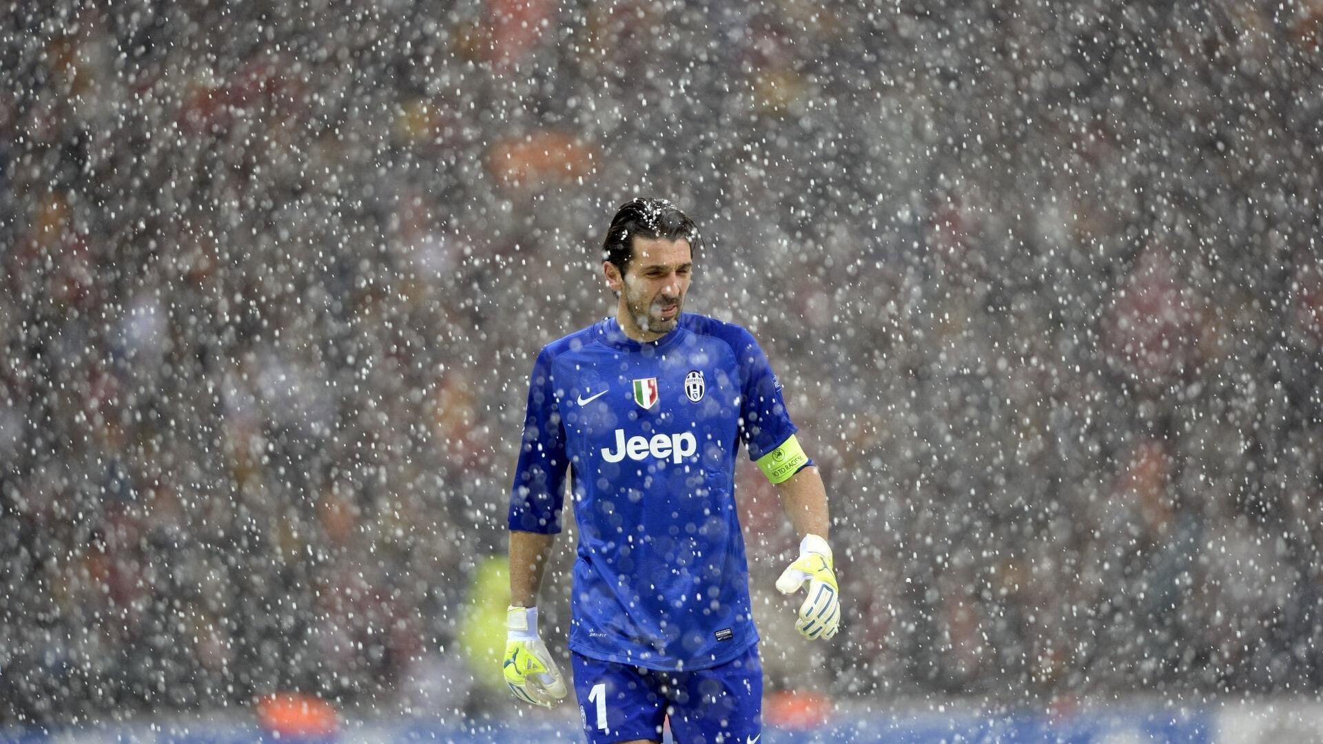 2022年季后赛：库里在第七场决胜局中投中多记关键三分，成功带队夺冠！