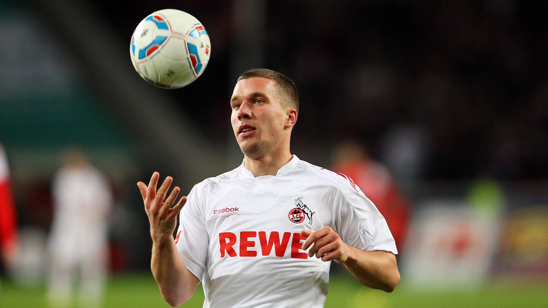 _场馆内外：运动员的日常训练与休闲时刻_，运动员训练场景