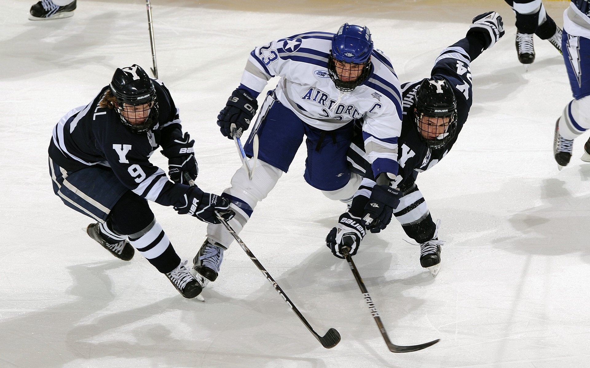 青少年极限绳索攀爬,跃上未知的高度,绳索攀登